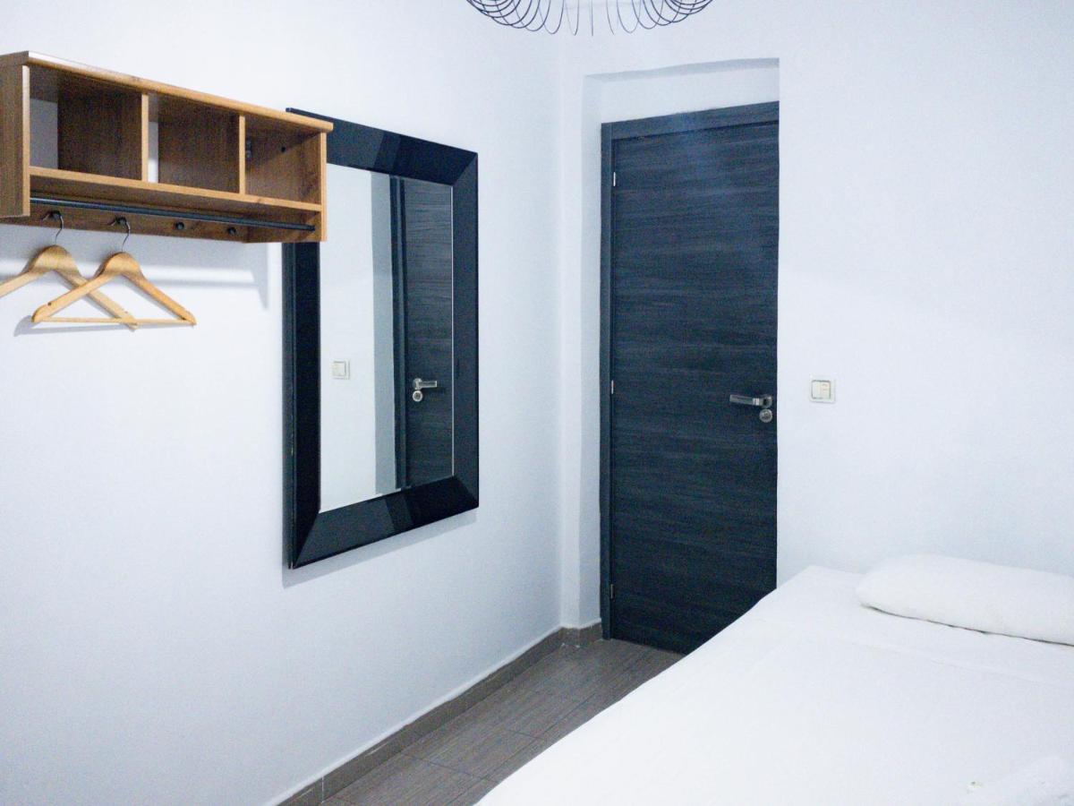 Hostal Andrea Madrid Buitenkant foto