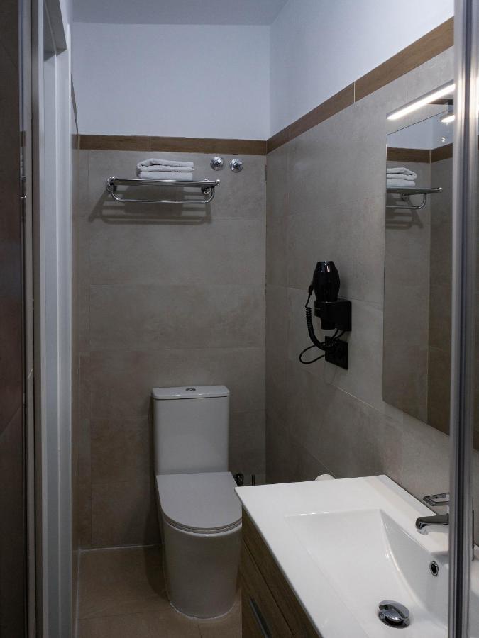 Hostal Andrea Madrid Buitenkant foto