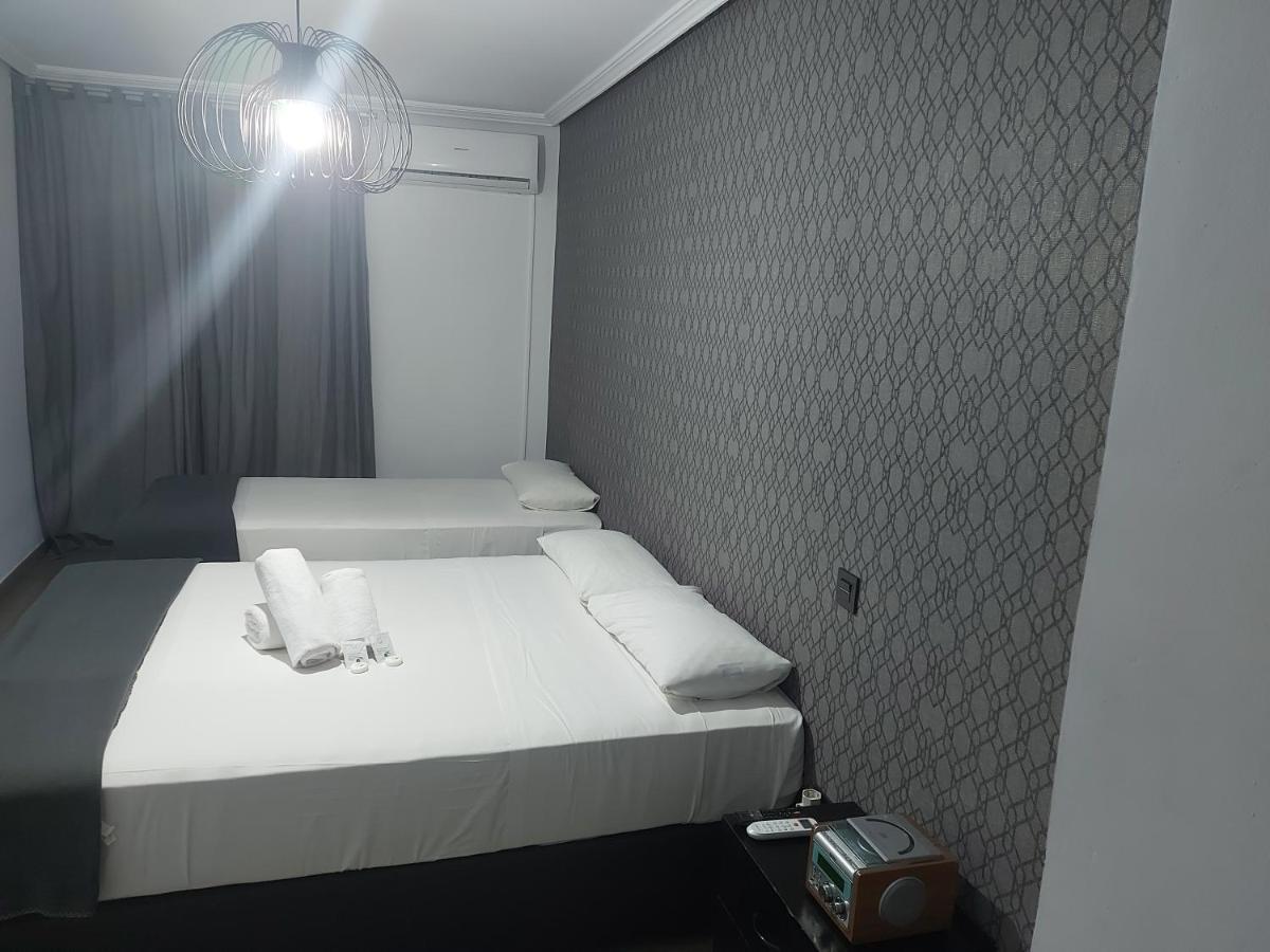 Hostal Andrea Madrid Buitenkant foto